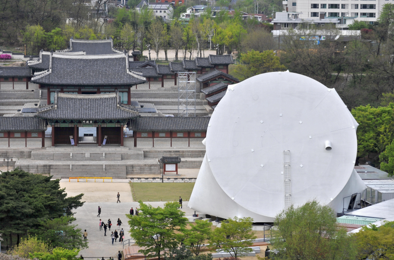 Illustration for article titled A Transforming Tetrahedron Invades Korea